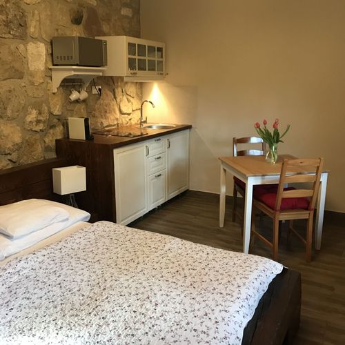 Apartament la parter cu vedere spre curte cu 1 camera pentru 2 pers.