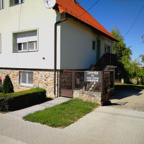 Apartament familial(ă) la parter cu 2 camere pentru 4 pers. (se poate solicita pat suplimentar)