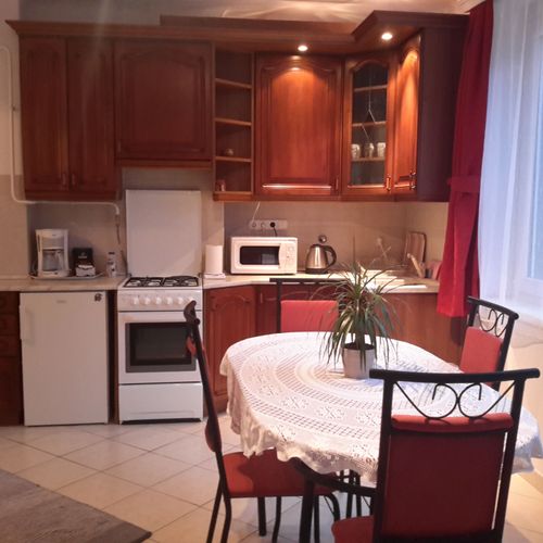 Apartament la parter cu vedere spre grădină cu 1 camera pentru 2 pers.