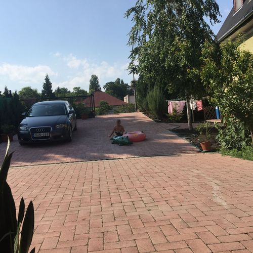 Apartament la demisol cu vedere spre grădină cu 2 camere pentru 5 pers.