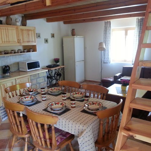 Casa rustică romantică cu vedere spre pădure pentru 5 pers. (se inchirieaza doar integral) (se poate solicita pat suplimentar)