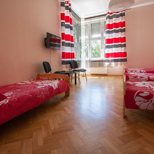 Pokój 4-osobowy ze wspólną łazienką ze wspólnym aneksem kuchennym