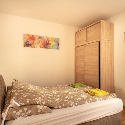 Apartament la parter cu terasă cu 2 camere pentru 4 pers.