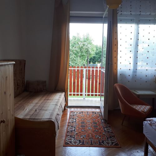 Casă de vară familial(ă) întreaga unitate pentru 10 pers. (se inchirieaza doar integral)