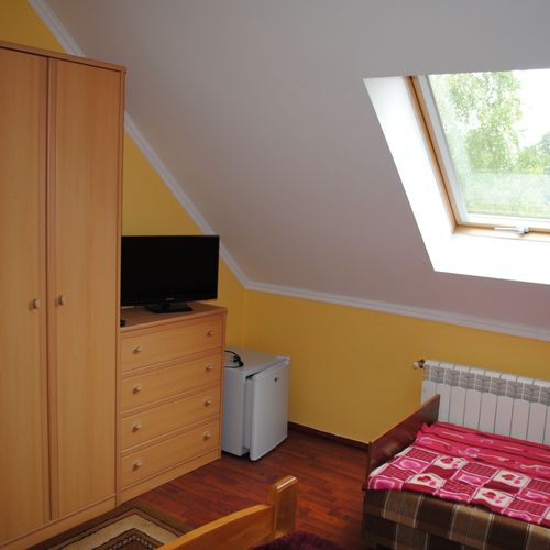 Pokoj pro 4 os. s výhledem do zahrady na poschodí