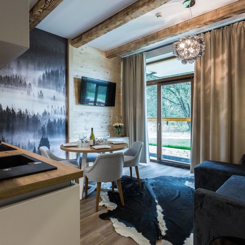 Apartament la parter cu vedere spre pădure cu 2 camere pentru 4 pers.