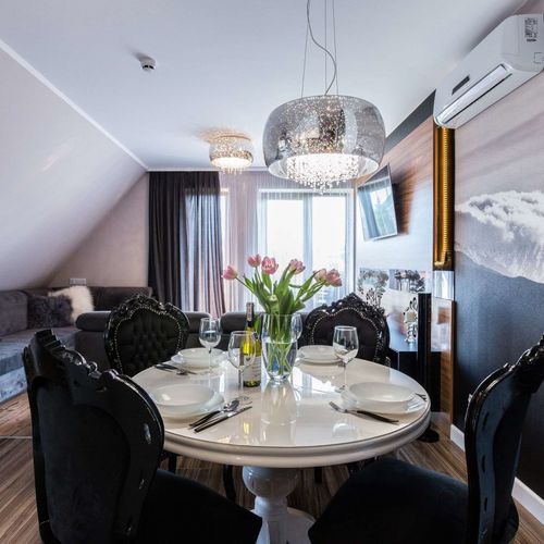 Apartament la etaj cu vedere spre munte cu 3 camere pentru 8 pers.