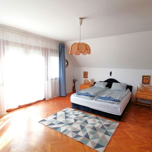 Apartament la etaj cu vedere spre lac pentru 6 pers. (se inchirieaza doar integral) (se poate solicita pat suplimentar)