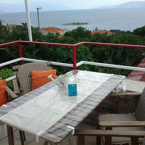 Apartament lângă piscină cu vedere spre mare cu 3 camere pentru 5 pers.