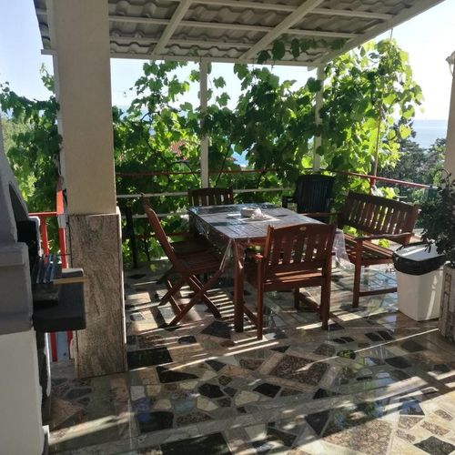 Apartament la parter lângă piscină cu 3 camere pentru 5 pers.