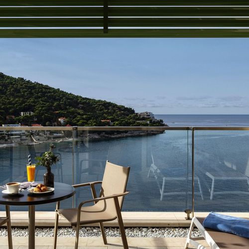 Camera tripla cu balcon cu vedere spre mare