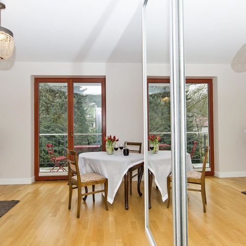 Apartament 2-osobowy z balkonem z widokiem na las z 1 pomieszczeniem sypialnianym
