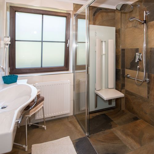 Apartament 3-osobowy z balkonem udogodnienia dla niepełnosprawnych z 2 pomieszczeniami sypialnianymi