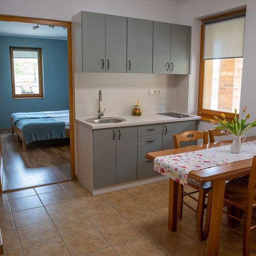 Apartament 6-osobowy na parterze z widokiem na dziedziniec z 2 pomieszczeniami sypialnianymi