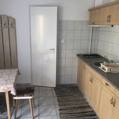 Apartament cu vedere spre curte b cu 1 camera pentru 2 pers. (se poate solicita pat suplimentar)