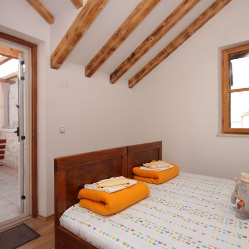 Apartament 9-osobowy z klimatyzacją z widokiem na morze z 3 pomieszczeniami sypialnianymi K-7554