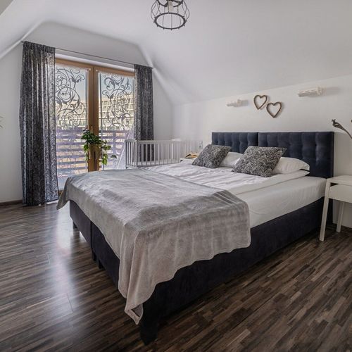 Apartament 10-osobowy na piętrze z widokiem na góry z 3 pomieszczeniami sypialnianymi