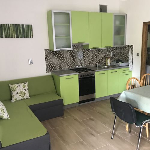 Apartament la parter cu vedere spre grădină cu 2 camere pentru 4 pers.
