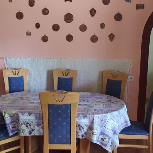 Apartament familial(ă) la parter cu 2 camere pentru 4 pers. (se poate solicita pat suplimentar)