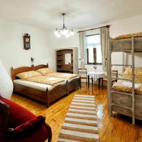 Casa rustică întreaga unitate cu vedere spre grădină pentru 8 pers. (se inchirieaza doar integral)