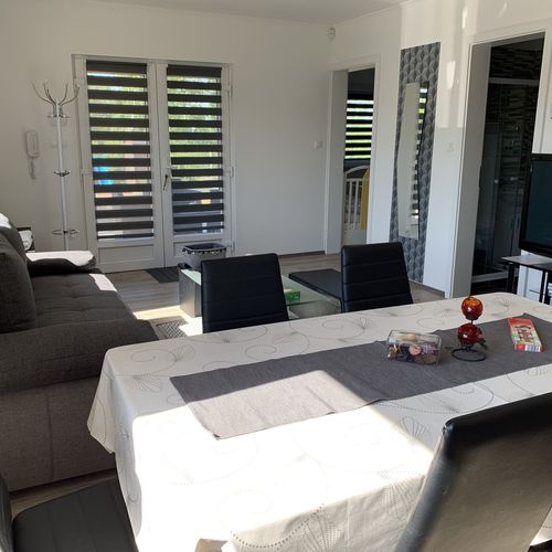 Apartament întreaga unitate lângă piscină cu 6 camere pentru 12 pers.
