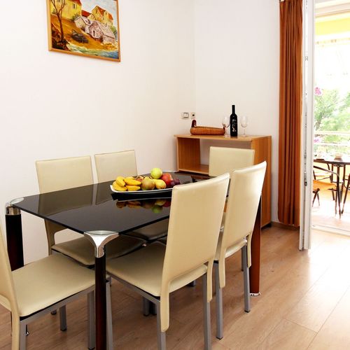 Apartament cu aer condiționat cu terasă cu 2 camere pentru 4 pers. A-468-c