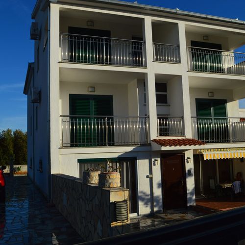 Apartament 5-osobowy z klimatyzacją z balkonem z 1 pomieszczeniem sypialnianym A-14314-b