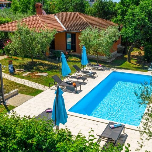 Apartament cu aer condiționat cu terasă cu 3 camere pentru 6 pers. K-14432