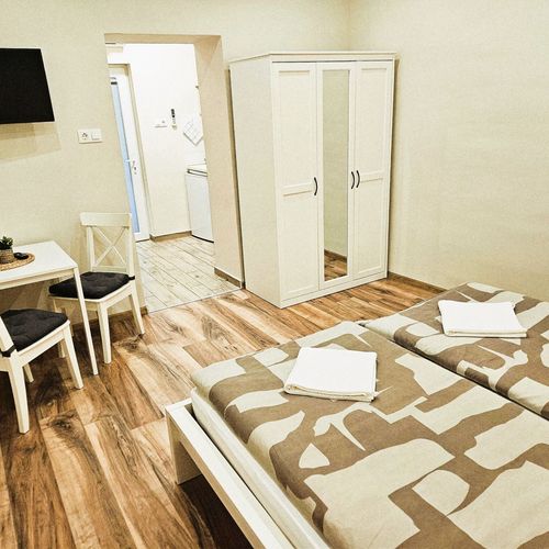 Apartament 2-osobowy na parterze z własną kuchnią z 1 pomieszczeniem sypialnianym