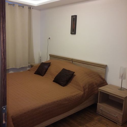Apartament la parter cu terasă cu 3 camere pentru 6 pers.