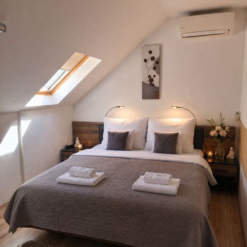 Apartament la mansardă cu vedere spre grădină cu 1 camera pentru 2 pers.