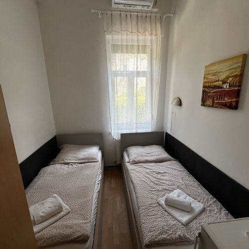 Camera twin la parter cu vedere spre grădină