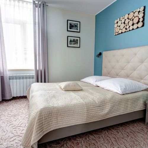 Apartament 4-osobowy z balkonem z 2 pomieszczeniami sypialnianymi