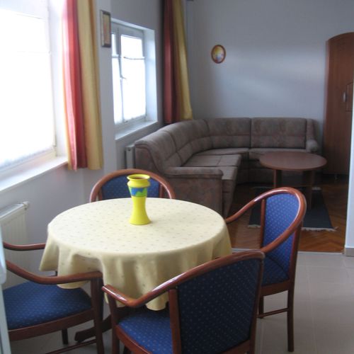 Apartament la etaj cu baie cu 2 camere pentru 3 pers. (se poate solicita pat suplimentar)
