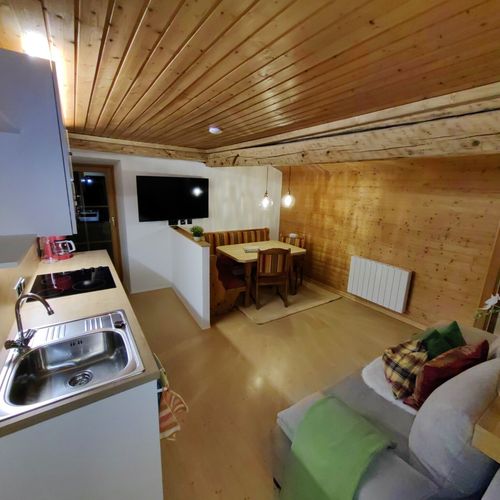 Apartament 4-osobowy na poddaszu z widokiem na góry z 2 pomieszczeniami sypialnianymi (możliwa dostawka)