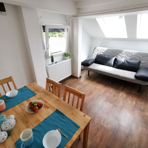 Apartament la mansardă cu aer condiționat cu 2 camere pentru 4 pers. (se poate solicita pat suplimentar)