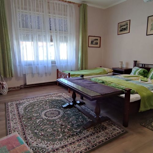 Casă de vacanță întreaga unitate cu vedere spre munte pentru 8 pers. (se inchirieaza doar integral) (se poate solicita pat suplimentar)
