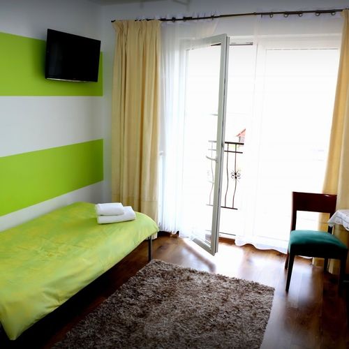 Apartament 5-osobowy z balkonem z łazienką z 2 pomieszczeniami sypialnianymi