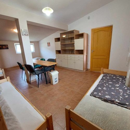 Camera cvadrupla la parter cu chicinetă proprie