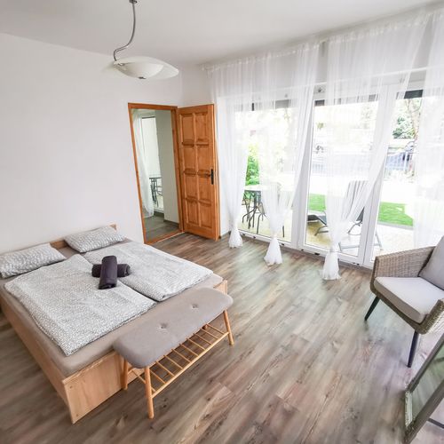 Apartament cu terasă cu bucătărie proprie cu 3 camere pentru 6 pers.