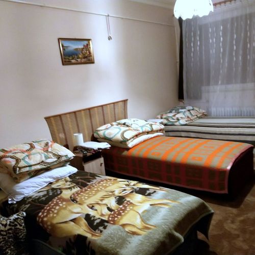 Casa rustică la parter cu vedere spre curte pentru 4 pers. (se inchirieaza doar integral) (se poate solicita pat suplimentar)