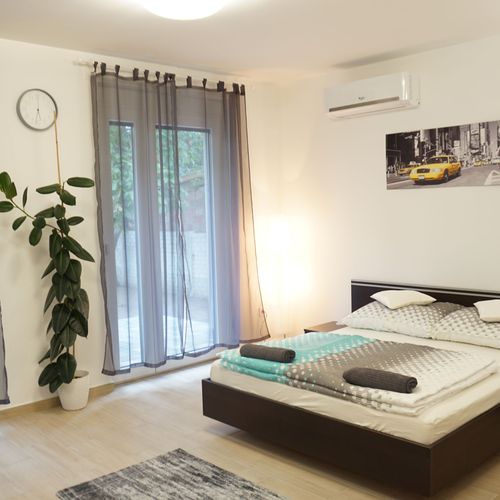 Apartament cu aer condiționat cu grădină cu 1 camera pentru 2 pers. (se poate solicita pat suplimentar)