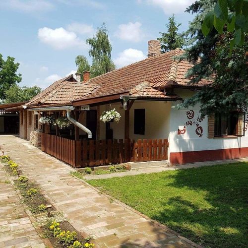 Casa rustică a b pentru 8 pers. (se inchirieaza doar integral)