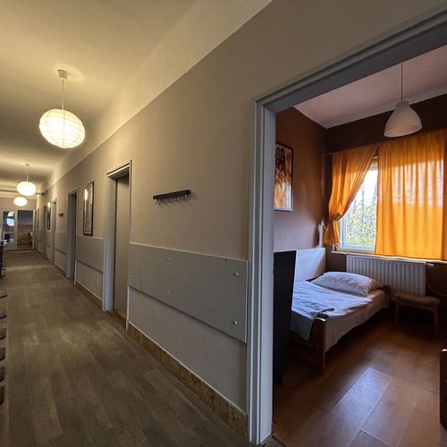 Cabană tourist cu baie comună pentru 16 pers. (se inchirieaza doar integral)