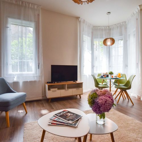 Apartament la etaj cu vedere spre grădină pentru 4 pers. (se inchirieaza doar integral)