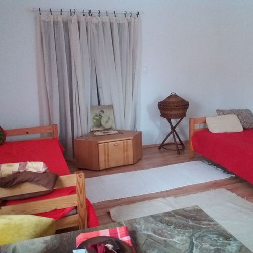 Apartament la parter cu baie cu 1 camera pentru 2 pers. (se poate solicita pat suplimentar)