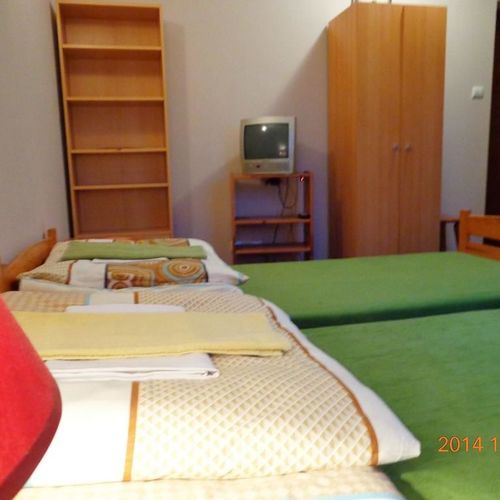 Camera twin cu baie cu chicinetă comună