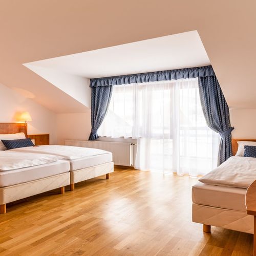 Apartament 3-osobowy z balkonem z własną kuchnią z 1 pomieszczeniem sypialnianym
