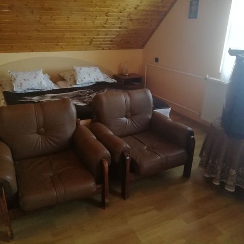 Camera twin cu baie cu aer condiționat (se poate solicita pat suplimentar)