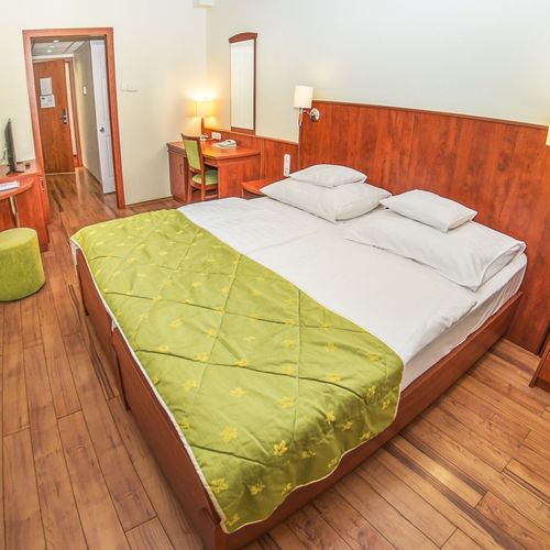 Pokój 2-osobowy w głównym budynku z balkonem Standard (możliwa dostawka)